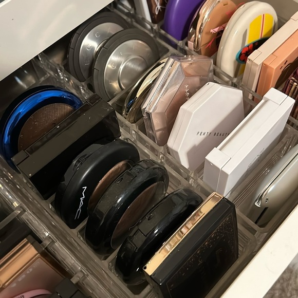 3 Acrylic makeup compact organizers - Picture 2 of 2